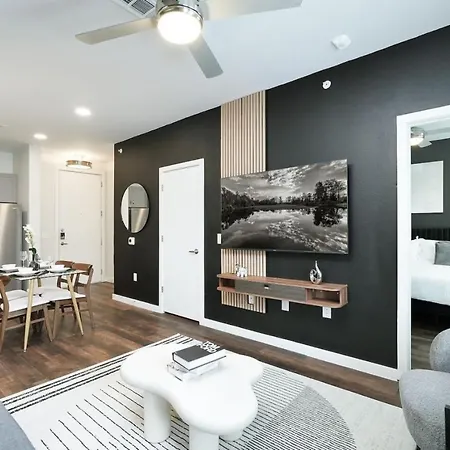 Chic 1Br-W Parking & Pool, Near Rvrwlk & Conv Ctr Apartment